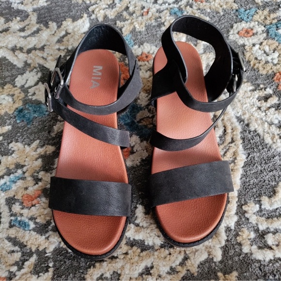 MIA Janyee Lug Sole Ankle Strap Sandals - Picture 5 of 11